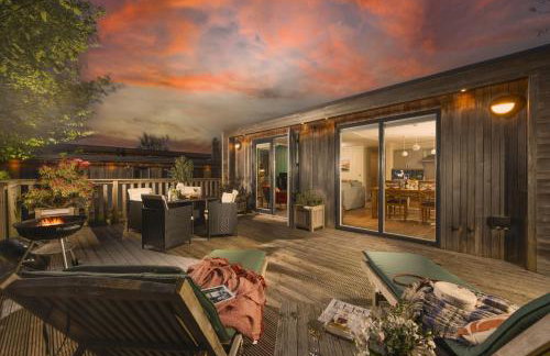 Cedar Lodge, Strawberryfield Park - Photo 1