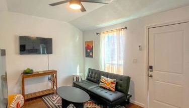 Cozy Tiny House Ideal for a Couples Retreat in Lake Hills, Texas - Photo 2