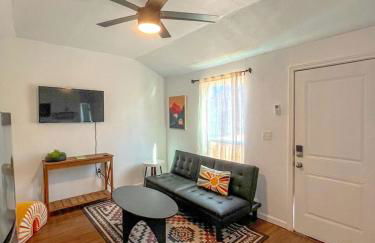 Cozy Tiny House Ideal for a Couples Retreat in Lake Hills, Texas - Foto 2