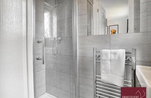 Knaphill, Woking - 3 Bed House - With Garden - Photo 12