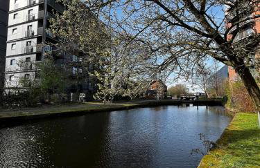 Serene 2-Bed Flat with Canal Views - Coop Live & Ethiad - Foto 23