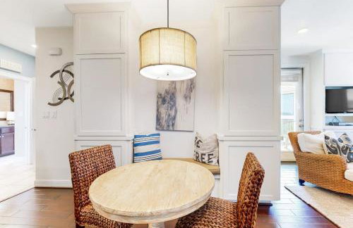 Water-View Condo with Balcony, Smart TVs, Washer/Dryer and Pool - Foto 15