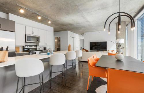 Linea Luxury Living with Indoor Pool and Rooftop Views in The Loop - Photo 60