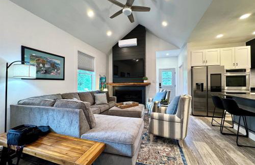 Cozy Cabin w Private Hot Tub and Fire Pit - Foto 13