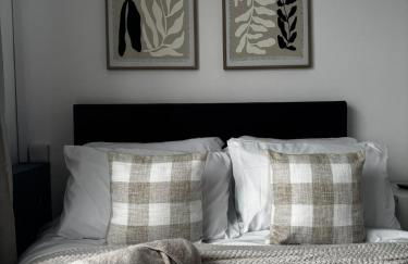 Comfortable 3BR Home, Guests 7, Fast Wi-Fi, & Nearby Pubs - Foto 8