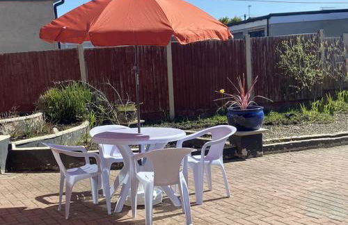 Quiet Secluded two Bedroom Bungalow With Parking - Photo 35