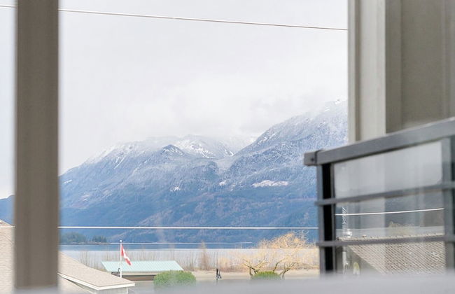 Lakefront Lux 2BR Symphony Of Comfort - Photo 7