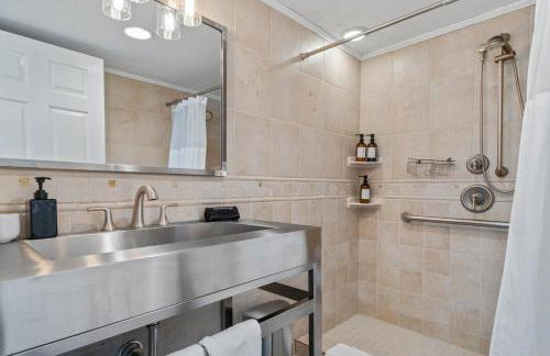 Luxury Austin Retreat w Pool, Games, Sleeps 12 - Foto 32