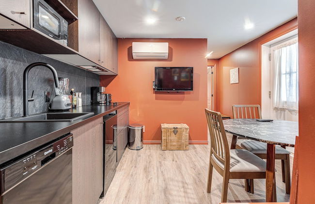 Quebec City 2 Bedroom Treasure - Photo 10