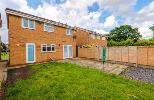 4BR Home for 8, Full Kitchen, Parking, WiFi in Northwich - Photo 53