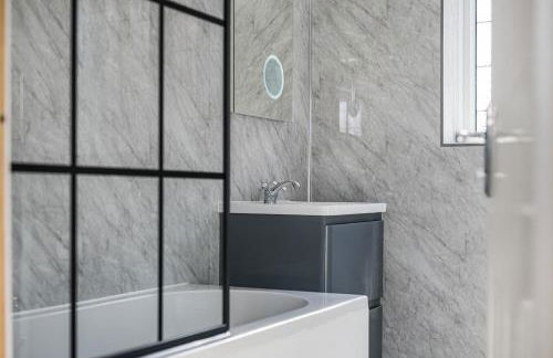 Stylish 4 Bed Trentham Retreat with Pool Table - Foto 37