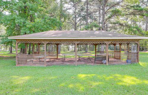 Patio and Pool Table Lake Marion Getaway - Foto 32