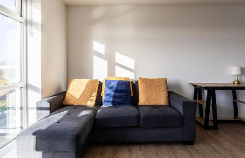 Lane End - Bright & Spacious 2-Bed Flat with Balcony & Parking - Foto 17