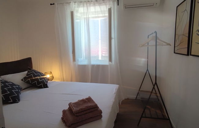 Stunning 2-bed House in Jezera With Sea Views - Photo 2