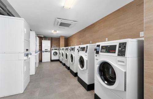 Peaceful Quiet Spacious New Modern Penthouse 3-Bedroom Apartment with a Balcony - Foto 24