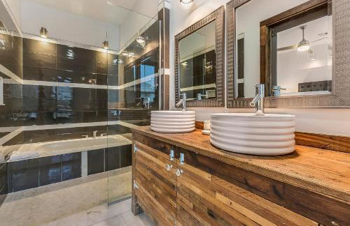 Spacious Loft-Style 3BR Townhouse by Hosteeva - Photo 32
