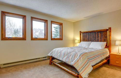 Less Than 1 Mi to Mt Snow Charming Condo with Fireplace - Photo 12