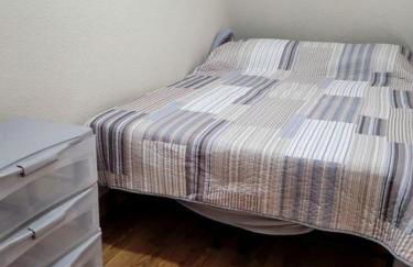 Comfortable Camping Cabins with View of the Cedar River for a Family Weekend Getaway - Foto 11