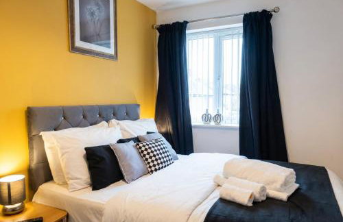 Bright 4 Bedroom Home in Walsall, Free Parking and for EVs - Photo 17