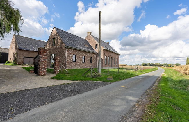 Peaceful Villa With Pond - Photo 31