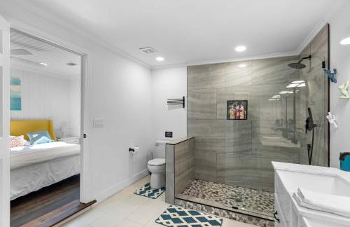 Chic Modern House Close to Beaches & Downtown - Photo 23