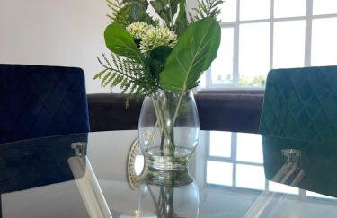 2 Bedroom Apartment - Flitwick - Contractor Friendly - Tourist Ready - Full Kitchen - WiFi - Smart TV - Sofa Bed - FREE Parking - Ideal for Short or Long Stays - Photo 3