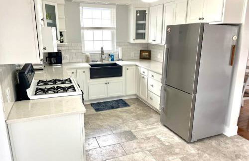 Coastal Cape Cod w/ King Bed, Game Room, & Bikes! - Foto 5