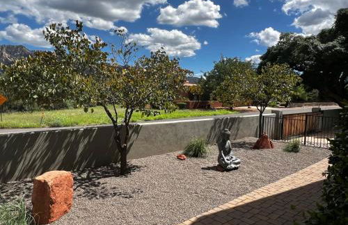 Sedona Uptown Gem!Large yard w grass and shade trees! Views!! NEW! BARREL SAUNA!!! Close to trails, walk to Uptown Sedona, restaurants and shopping - Foto 39