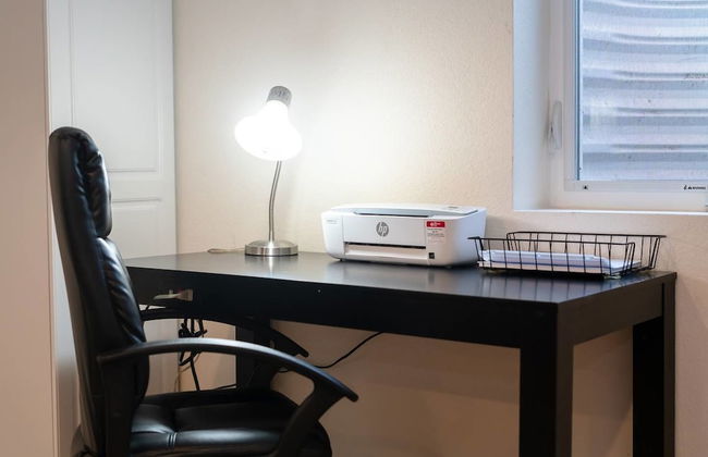 The Meadowlark Manor Spacious Backyard & Hot Tub - Photo 2