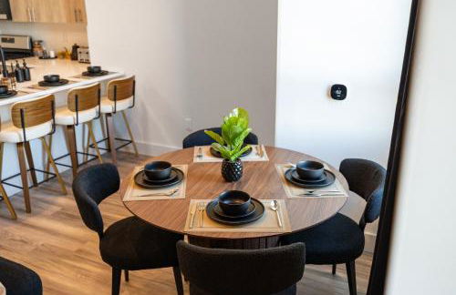 2BR, King Bd, Free Prkn, Gym, NYC View, 8min Train - Foto 8