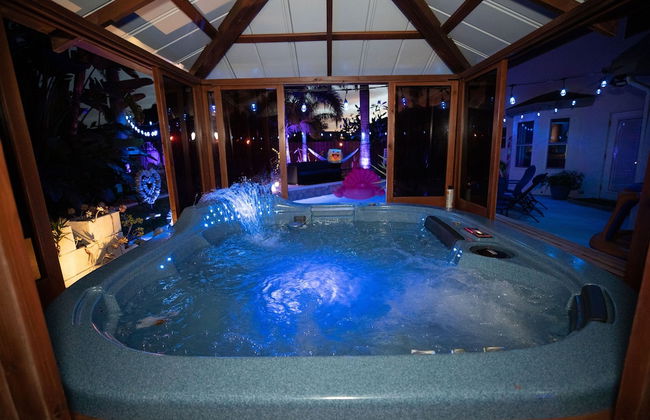 Gorgeous Urban Oasis W/hot Tub, Heated Pool And Private Movie Theater 3 Bedroom Home by RedAwning - Foto 49