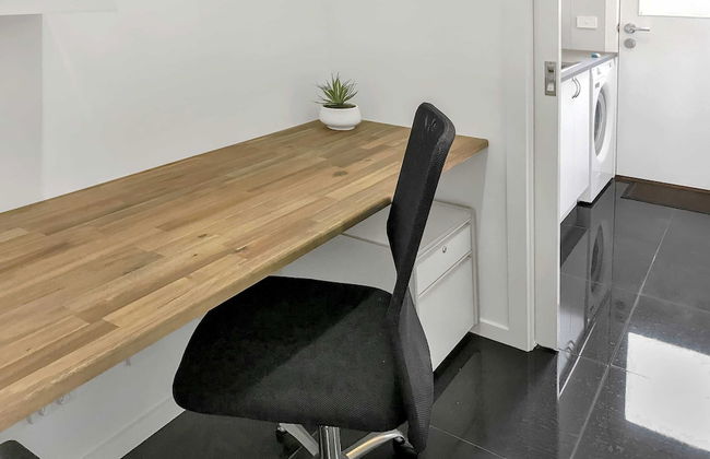 Sleek Stylish Modern Close to Airport - Foto 17