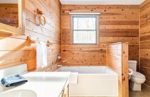 Luxe Lake Harmony Home, Game Room, Firepit, Deck - Foto 22