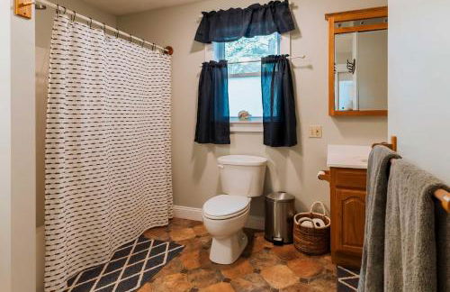 Waterfront Sebec Lake Home with Yard and Fire Pit - Foto 14