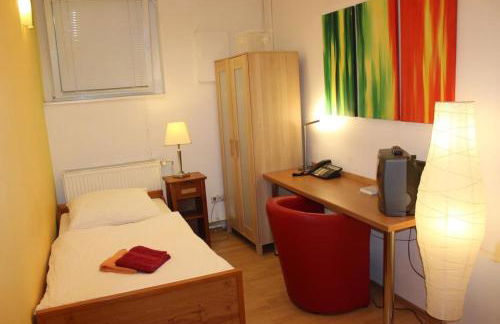 BudgetRooms - souterrain-private rooms & kitchen - Foto 8