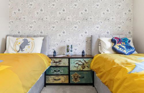 The Lumos House - 4 Bed Home w Parking near Harry Potter Studios - Foto 48