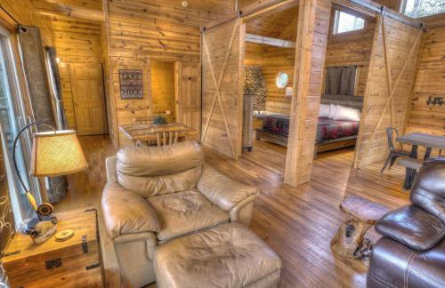 Luxury Cabin Sleeps 8 with creekside fire pit near Helen GA - Foto 18