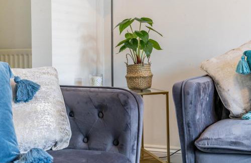 CENTRAL MK- 3Bed, 2 Bath house for LONG TERM CONTRACTOR Stays, free parking for 2 vehicles, DESK & GARDEN space managed by CHIQUE PROPERTIES LTD - Photo 21