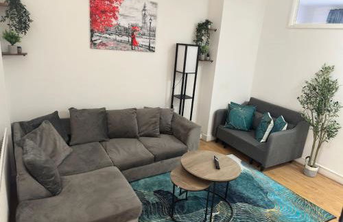 Spacious 2B Apt Zone 2 sleeps 4 F5 - Photo 1