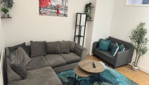 Spacious 2B Apt Zone 2 sleeps 4 F5 - Photo 1