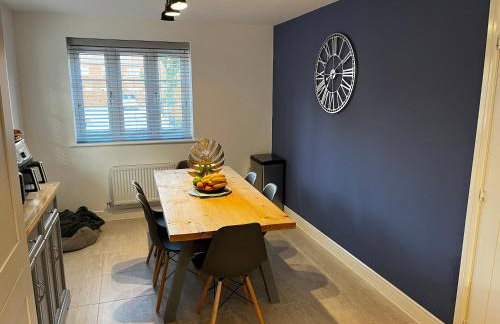 Brackley near Silverstone Grand Prix 3 double bed family home - Photo 15