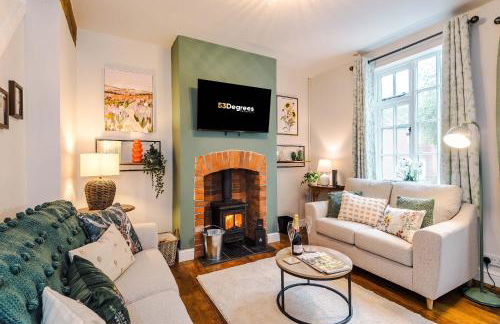 Beautiful Cozy Cottage in Sandbach by 53 Degrees Property, Sleeps 4 with FREE Parking - Photo 1