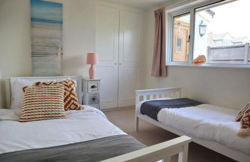 Beautiful Character 5 Bedroom Dorset Thatched Cottage - Great Location - Garden - Parking - Fast WiFi - Smart TV - Newly decorated - sleeps up to 10! Only 18 mins drive to Sandbanks Beach! Close to Bournemouth & Poole - Photo 13