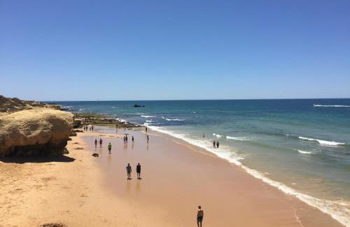 Os Apartamentos A Ramos na Praia da Galé Estão inserido em Condomínio com PISCINA, Fica apenas a 350 Metros da Praia da Galé - Apartamentos com Ar Condicionado tanto nos Quartos como na Sala, Smart TV com Prime Vídeo e Cozinha Completa - Foto 22