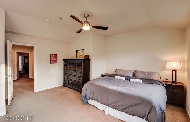 3BR Downtown Townhome /w Stunning Balcony Views! - Photo 2