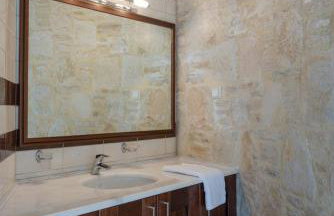 3-Min Drive to Kalyves Beach, Stone Home with Private Pool in Armenoi Center - Foto 13