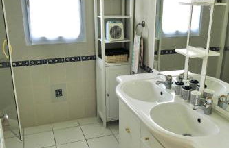 Appartement avec jardin et parking privatif clos - Photo 17