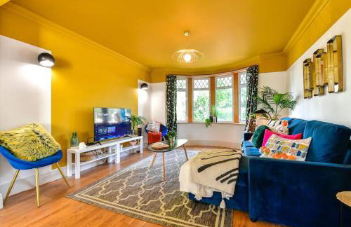 Stylish 3 Bed Home with Parking! - Photo 36