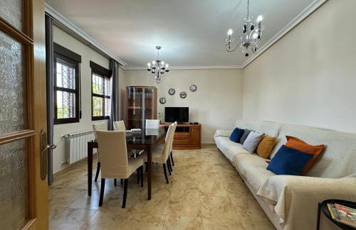 Casa grande de tres plantas con parking gratis - Foto 3