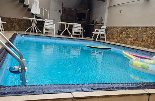 Belíssima Casa a Beira Mar com Piscina Aquecida Cobrado a Parte, 5 Quartos com Ar Condicionado, Amplo Salão de Jogos com Mesas de Bilhar e Pebolim, Amplo Espaço Externo com Churrasqueira em Deck Gourmet Coberto frente a Piscina,Tudo isso á Beira Mar - Photo 1
